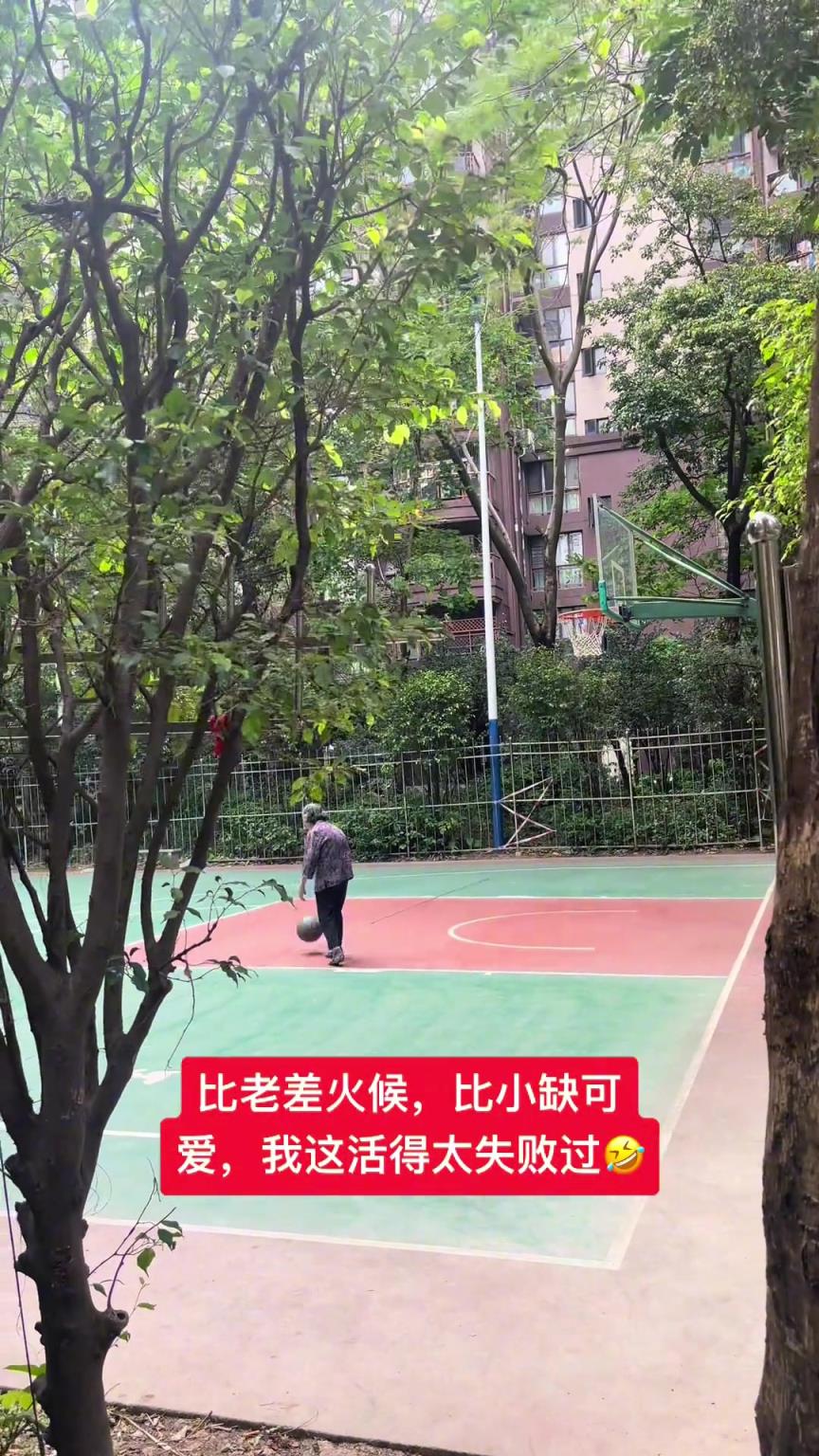 這阿婆單手一投一個準(zhǔn)，姜還是老的辣