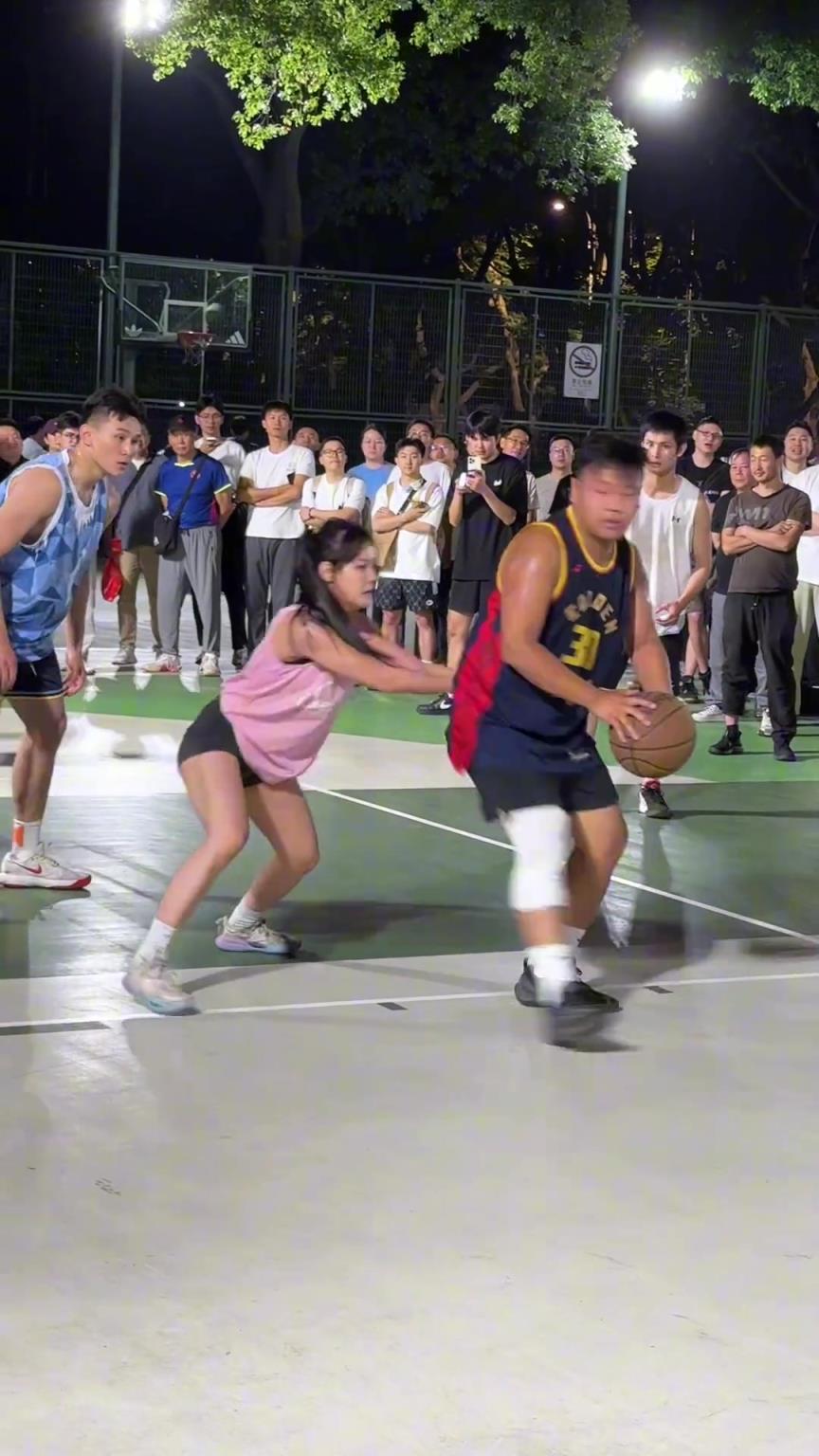 這哥們看見防自己的是女生，一個勁背打，球也不傳了